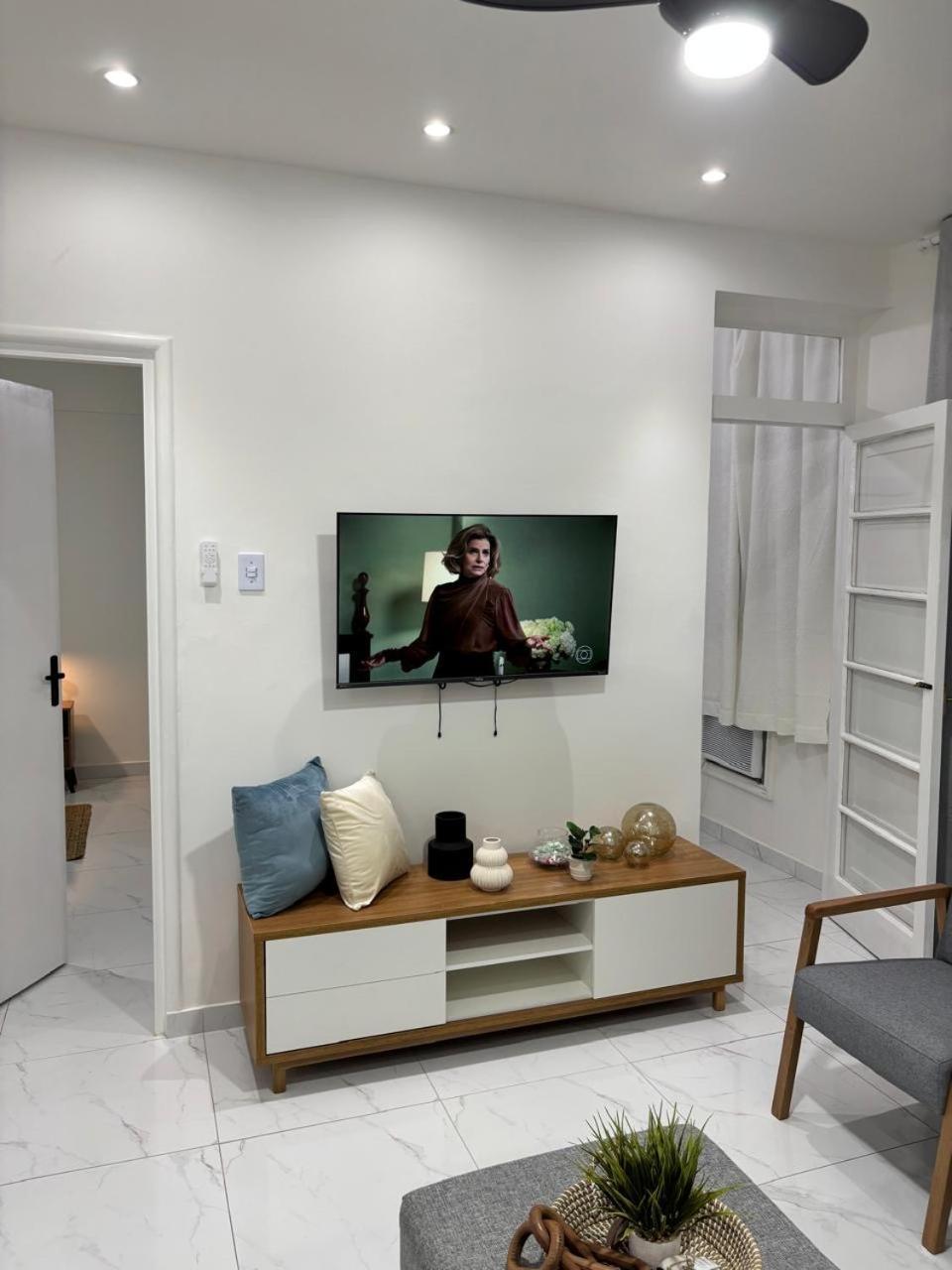 1br Above Historic Roxy Theater! 4 Min Walk To Copacabana Apartamento Rio de Janeiro